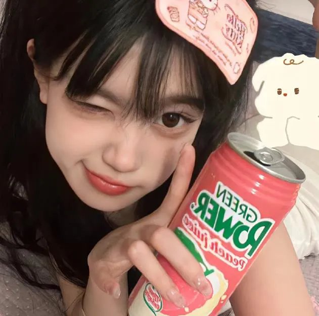 泳池里的男孩